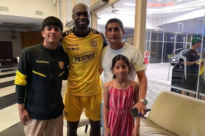 Juan Carlos Muñoz y sus hijos consiguieron la foto con Felipe Caicedo.
