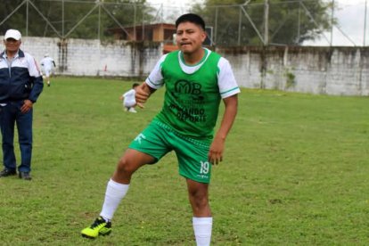 El joven delantero Jefferson Quishpe es seleccionado de Calacalí.