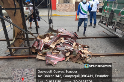 Urvaseo recolectó algunas de las partes que los artesanos han desarmado.