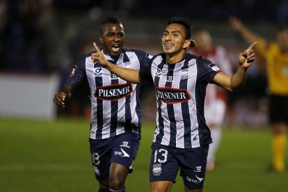 ÁNGEL MENA festeja su gol con MIller Bolaños. RIVER PLATE EMPATÓ 1-1 FRENTE A EMELEC EN EL ESTADIO LUIS FRANZINI DE MONTEVIDEO EN EL MARCO DE LA COPA SUDAMERICANA 2014. Ángel Mena (R) de Emelec de Ecuador celebra con un compañero de equipo después de anotar un gol contra River Plate de Uruguay durante un partido de la Copa Sudamericana de fútbol en Montevideo, 25 de septiembre de 2014 REUTERS / Andres Stapff (URUGUAY - Etiquetas: FÚTBOL DEPORTE) FÚTBOL-SUDAMERICANA. Angel Mena (R) of Ecuador's Emelec celebrates with a team mate after scoring a goal against Uruguay's River Plate during a Copa Sudamericana soccer match in Montevideo, September 25, 2014. REUTERS/Andres Stapff (URUGUAY - Tags: SPORT SOCCER) SOCCER-SUDAMERICANA.