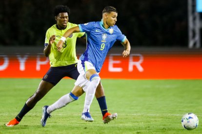 Deinner Ordóñez  de Ecuador y Deivid Washington de Brasil en el Sub 20 que se juega en Venezuela.