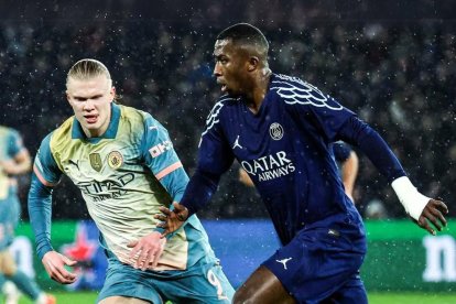 Willian Pacho (d) con París Saint-Germain enfrentando a Manchester City