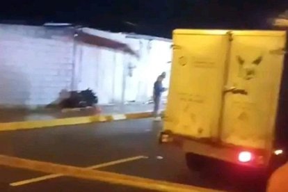 En un vehículo de Medicina Legal, el cadáver de la mujer fue retirado.