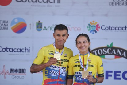 Narváez junto a Natalia Vásquez, ganadora de la elite femenina.