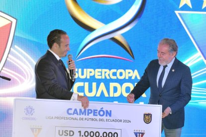 Francisco Egas, presidente de FEF, dio el cheque al presidente Isaac Álvarez.