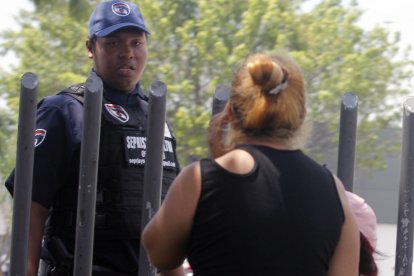 Familiares del fallecido acudieron a la morgue para retirar su cuerpo.