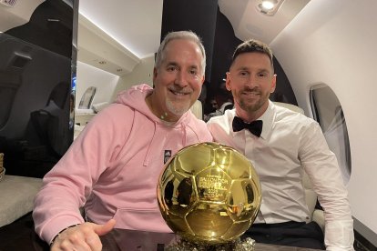 Jorge Mas, co-propietario del Inter Miami, y Lionel Messi con el octavo balón de oro.