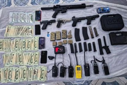 Entre las armas incautadas consta un fusil.