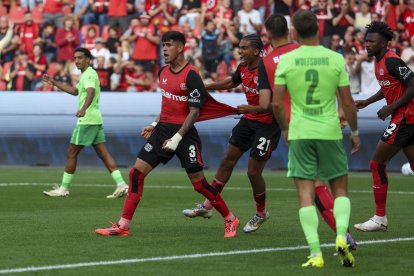 Piero Hincapié es titular fijo en la zaga de Bayer Leverkusen.