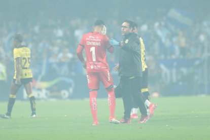 El arquero de Barcelona SC, José Contreras recibió un impacto en su cabeza.