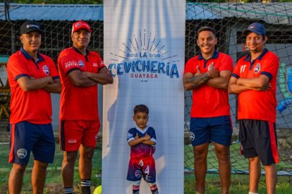 Marlon Ayoví (ci) junto a los otros profesores de formativas de Ferrocarril Oeste