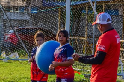 marlon ayoví ferrocarril oeste
Marlon Ayoví (d) entrena a niños en los vacacionales del club Ferrocarril Oeste