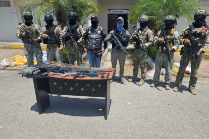 Los uniformados también encontraron armas.