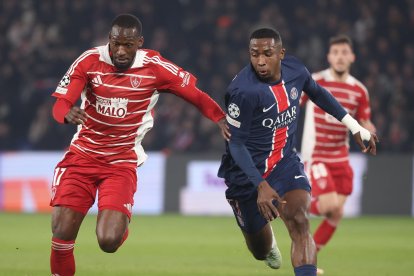 Willian Pacho (d) en la disputa de la pelota ante un rival en la victoria 7-0 de París Saint-Germain ante Best