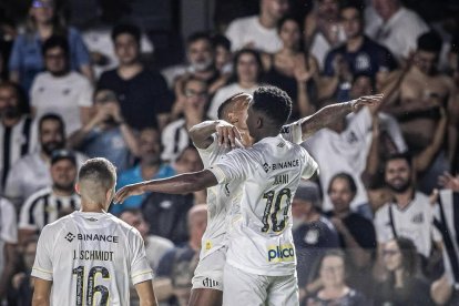 Juan Cazares quedó campeón de la Serie B de Brasil con la camiseta de Santos