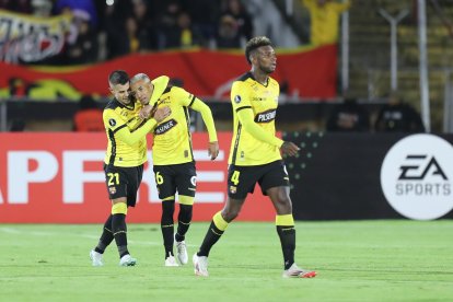 Joaquín Valiente (i) y Byron Castillo (c) y Gustavo Vallecilla de Barcelona fueron las variantes destacadas de Segundo Castillo en Barcelona SC ante El Nacional