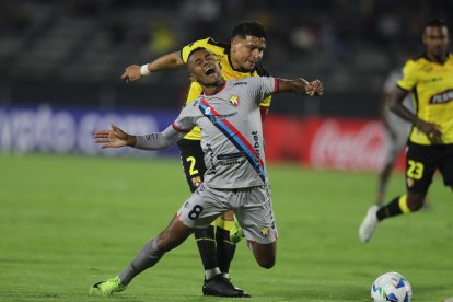 Fidel Martínez (adelante) de El Nacional disputa el balón con Mario Pineida de Barcelona SC en la segunda ronda de la Copa Libertadores en el estadio Olímpico Atahualpa en Quito