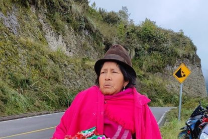 Rosita Cashabamba aprovechó el paso de la carrera para vender chicles, gomitas y galletas.