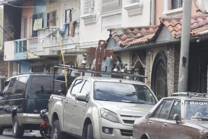 Personal de una funeraria alistaba el inmueble para el velorio.