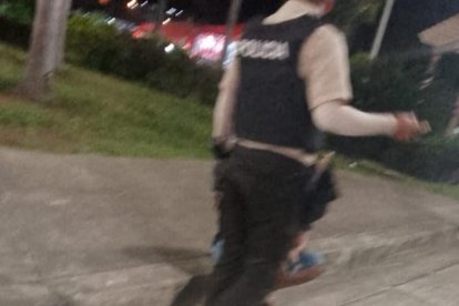 Policias llegaron al sitio del ataque para recabar indicios.