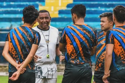 Juan Carlos León (c) salvó a Libertad del descenso en la temporada 2024