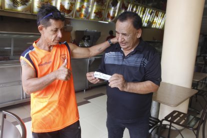 Geovanni Rizzo (i) y Ángel Encalada (d) en    pleno feriado con las boletos para el partido.