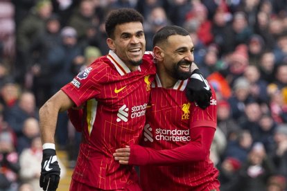Luis Diaz y Mohamed Salah estarán en el ataque de Liverpool.