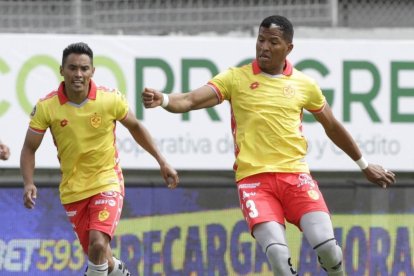 Jhon Jairo Ontaneda (d) es uno de los pilares de la defensa del Papá.