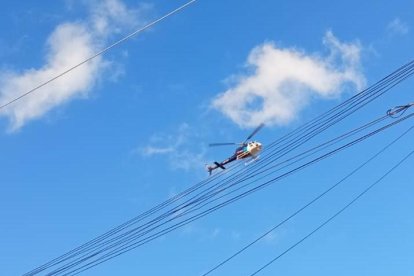 Un helicoptero de la Policía sobrevuela el sector.