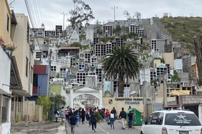 El cortejo fúnebre de la integrante de Los Lobos recorrió las calles, previo a su llegada al cementerio de Picaihua.
