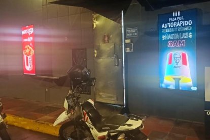 Los pillos ingresaron por la puerta trasera.