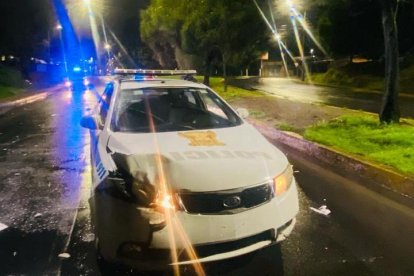 Uno de los patrulleros también se chocó durante la persecución.