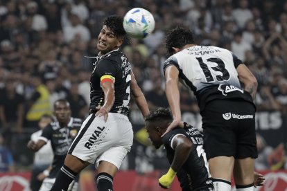 Xavier Arreaga (i) fue uno de los jugadores destacados en la defensa del Ídolo.