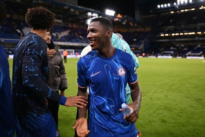 Moisés Caicedo es titular fijo en Chelsea.