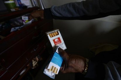 La víctima tiene una tienda y por las noches vende cigarrillos junto a su esposa.