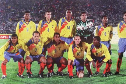 De pie: Iván Hurtado, Alfonso Obregón, Alberto Montaño, Carlos Morales, Luis Capurro y Máximo Tenorio. Agachados: Wagner Rivera, Gilson de Souza, Eduardo Hurtado, Álex Aguinaga y Héctor Carabalí.