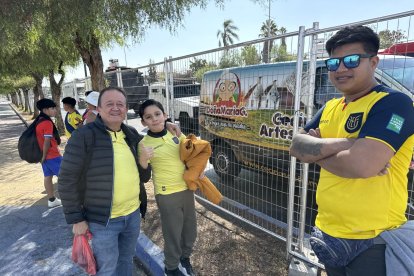 Eduardo Vera, oriundo de Durán (d) se juntó a otros hinchas cuencanos afuera del estadio.