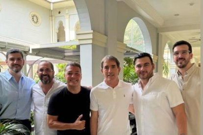 Aquiles Álvarez, alcalde de Guayaquil, junto a Javier Salem, Alfaro Moreno, Guillermo Almada, y Antonio y Xavier Álvarez.