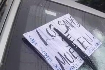 En el parabrisas de la camioneta dejaron un cartel con un mensaje.