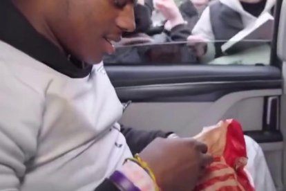 Instante en que Speed empieza a abrir el obsequio.