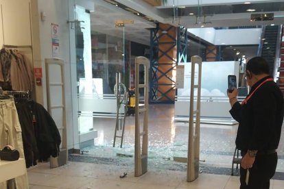 Así quedaron algunos almacenes dentro del establecimiento luego del ataque.