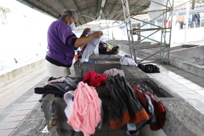 Fabiola Cacuango prefiere lavar  la ropa de su nieto a mano.