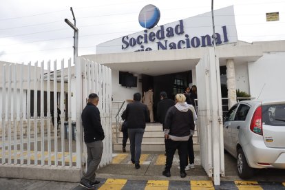 Los familiares de la víctima la despidieron en una funeraria del sur de Quito.
