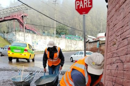 Los trabajos de limpieza en Conocoto, luego del deslave, siguen en marcha.