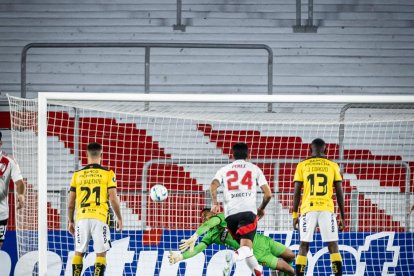 José Contreras atajó el penal a favor de Barcelona en el cotejo ante River Plate en la Copa Libertadores