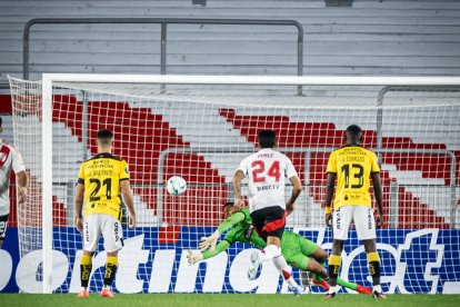 José Contreras atajó el penal a favor de Barcelona en el cotejo ante River Plate en la Copa Libertadores