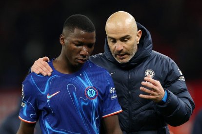 Moisés Caicedo recibe indicaciones del entrenador de Chelsea Enzo Maresca