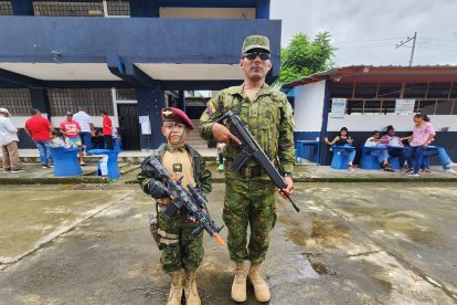 Incluso militares posaron junto a Saylor en el recinto electoral.