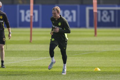 DORTMUND (Germany), 14/04/2025.- Julian Brandt of Dortmund attends a training session in Dortmund, Germany, 14 April 2025. Borussia Dortmund will face FC Barcelona in their UEFA Champions League quarter-final second-leg match on 15 April. (Liga de Campeones, Alemania) EFE/EPA/CHRISTOPHER NEUNDORF