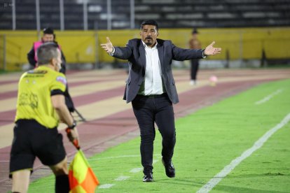 El entrenador argentino gesticula desde la zona de suplentes de El Nacional.
